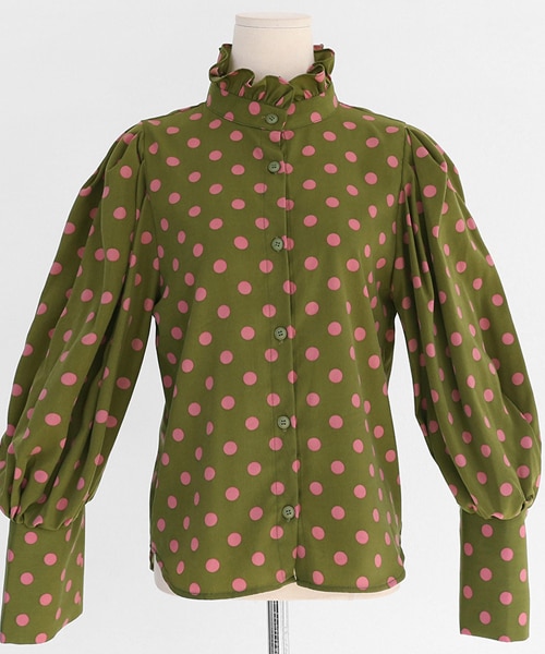 DHOLIC（ディーホリック）の「フリルハイネックドットブラウス（シャツ/ブラウス・レディース・ホワイト/レッド/グリーン・FREE）」の2枚目の写真