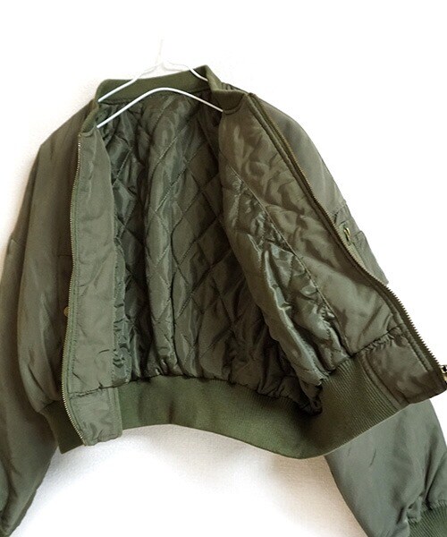 Tiffee SELECT（ティフィーセレクト）の「中綿MA1ショートドルマンアウター（MA-1・レディース・ブラック/カーキ・M）」の7枚目の写真