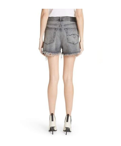 R13（アールサーティーン）の「R13 Shredded Slouch Denim Shorts（その他パンツ・レディース・Black/Blue・26/27/28/29/30）」の5枚目の写真