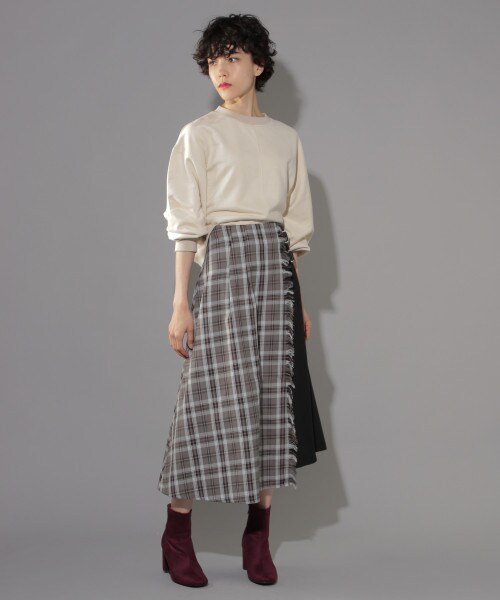 PAGEBOY（ページボーイ）の「スエード裏毛プルオーバー（トップス・チャコール/アイボリー/ベージュ）」の4枚目の写真