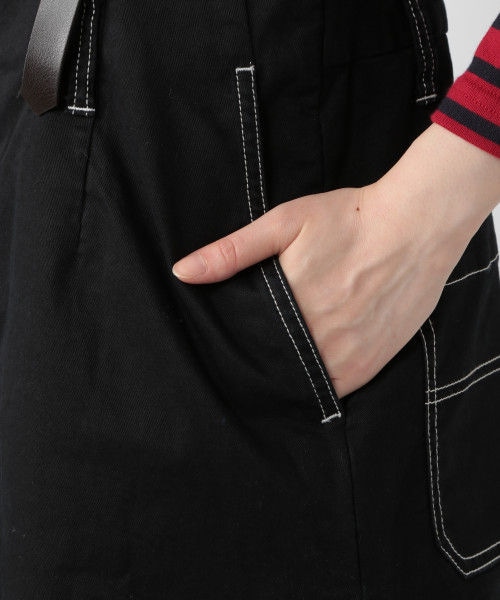 studio CLIP（スタディオクリップ）の「サスペンダー付きナロースカート（スカート・ブラック/カーキ）」の7枚目の写真