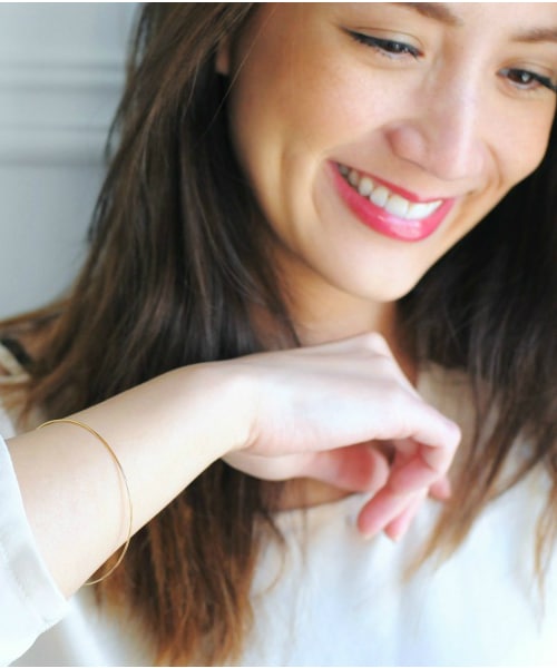 les desseins de DIEU(レデッサンドゥデュー)の「レ デッサン ドゥ デュー ソリッドゴールド 金線 バングル 0.7ミリ(バングル/リストバンド・レディース・ゴールド・19センチ)」の2枚目の写真