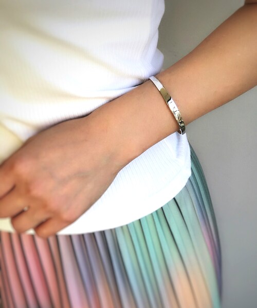 les desseins de DIEU（レデッサンドゥデュー）の「レ デッサン ドゥ デュー 967 グロッシー シルバー グラデーション バングル（バングル/リストバンド・レディース・シルバー・Free）」の5枚目の写真