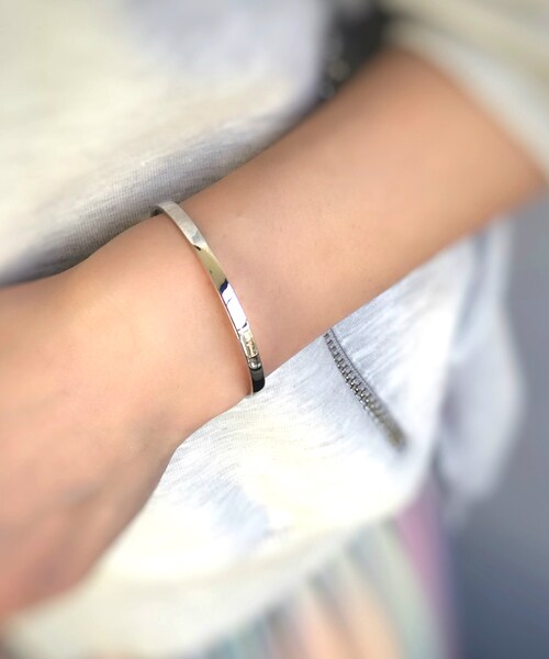 two ply（トゥープライ）の「トゥー プライ 609 ステートメント リュクス バングル（バングル/リストバンド・レディース・シルバー・Free）」の4枚目の写真