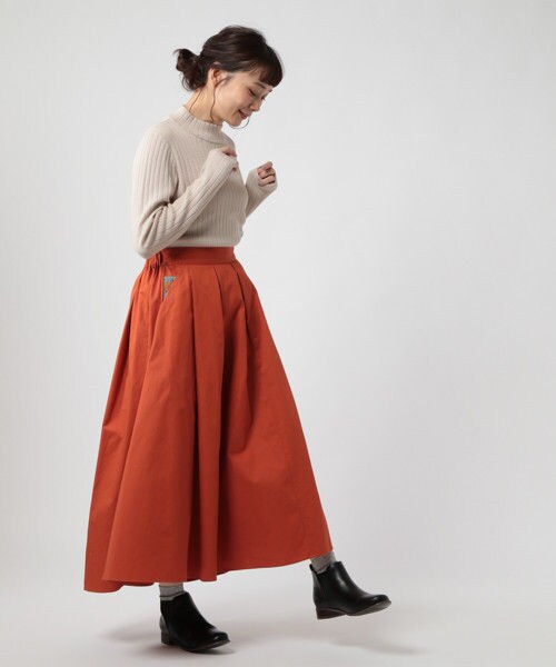 studio CLIP（スタディオクリップ）の「［WEB先行発売］NEXTWEEKENDコラボスカート（スカート・フラワープリント/ベージュ/オレンジ/ネイビー）」の9枚目の写真