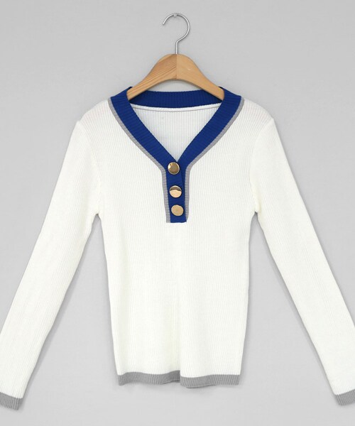 DHOLIC（ディーホリック）の「ゴールドボタンVネック配色ニット（ニット/セーター・レディース・ブルー/ホワイト・FREE）」の2枚目の写真