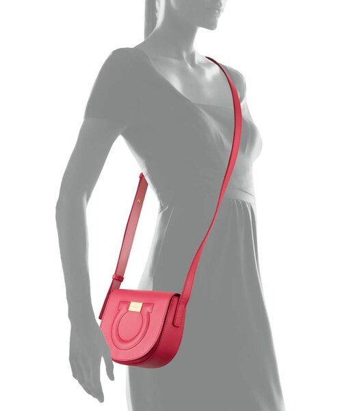 Salvatore Ferragamo（フェラガモ）の「Salvatore Ferragamo Gancio City Crossbody