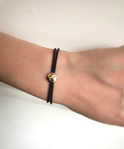 28 vingt-huit（ヴァン ユィット）の「ヴァン ユィット 777ナンバー ワックスコード 紐ブレスレット（ブレスレット・メンズ・ゴールド・Free）」の2枚目の写真