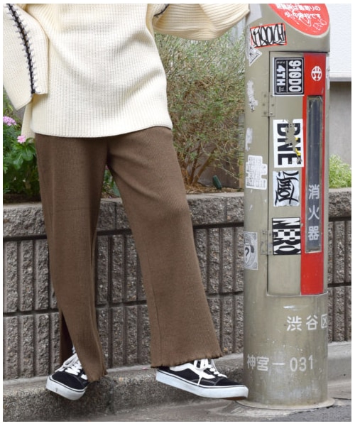 w closet(ダブルクローゼット)の「裾スリット入りメローパンツ(パンツ・レディース・グレー/ブラウン/スミクロ・FREE)」の18枚目の写真
