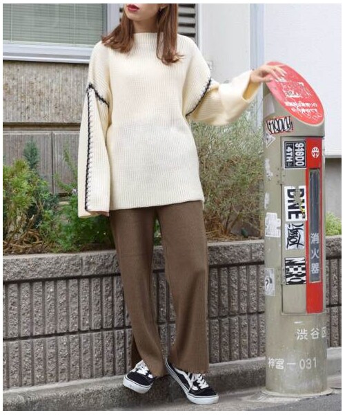 w closet(ダブルクローゼット)の「裾スリット入りメローパンツ(パンツ・レディース・グレー/ブラウン/スミクロ・FREE)」の4枚目の写真