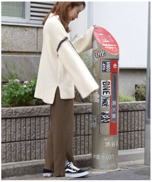 w closet(ダブルクローゼット)の「裾スリット入りメローパンツ(パンツ・レディース・グレー/ブラウン/スミクロ・FREE)」の19枚目の写真