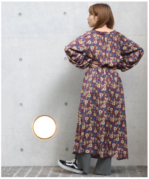 w closet(ダブルクローゼット)の「裾スリット入りメローパンツ(パンツ・レディース・グレー/ブラウン/スミクロ・FREE)」の13枚目の写真