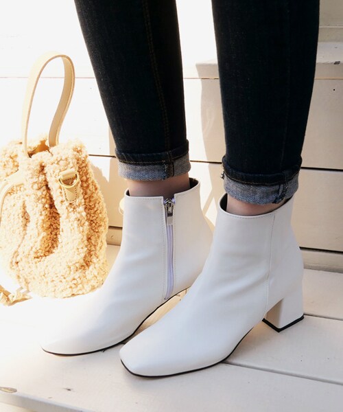 DHOLIC（ディーホリック）の「ミドルヒールスクエアトゥブーツ（ブーツ・レディース・ブラック/ホワイト/ブラウン・225/230/235/240/245/250）」の2枚目の写真