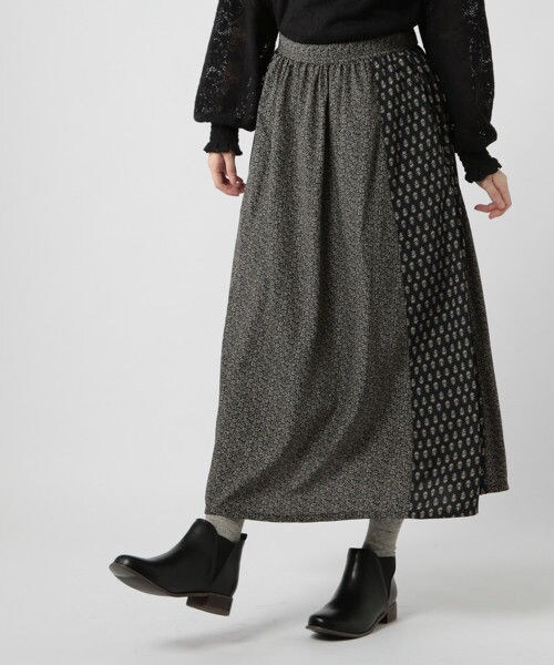 studio CLIP(スタディオクリップ)の「小紋×フラワー切替ロングスカート(スカート・ブラック/レッド/ブラウン)」の1枚目の写真