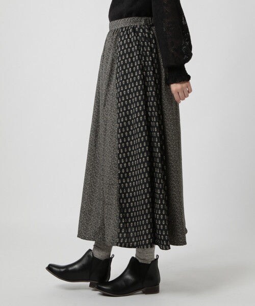 studio CLIP(スタディオクリップ)の「小紋×フラワー切替ロングスカート(スカート・ブラック/レッド/ブラウン)」の5枚目の写真