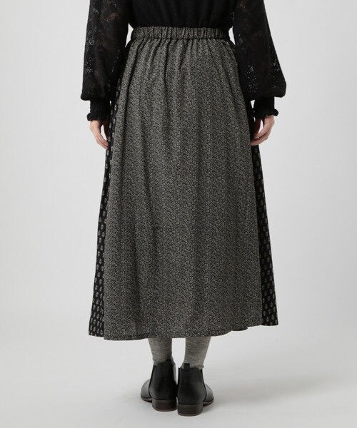 studio CLIP(スタディオクリップ)の「小紋×フラワー切替ロングスカート(スカート・ブラック/レッド/ブラウン)」の6枚目の写真