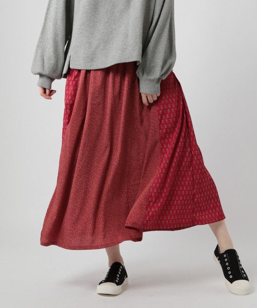 studio CLIP(スタディオクリップ)の「小紋×フラワー切替ロングスカート(スカート・ブラック/レッド/ブラウン)」の2枚目の写真