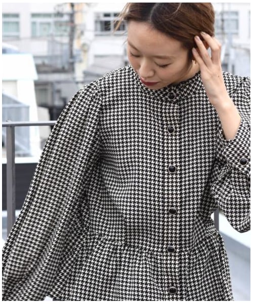 w closet（ダブルクローゼット）の「千鳥柄ぺプラムギャザーブラウス