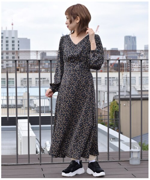 w closet（ダブルクローゼット）の「マットサテン小花柄ロング