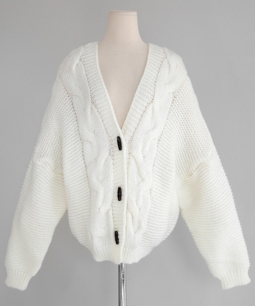 DHOLIC（ディーホリック）の「トグルボタンケーブルニットカーディガン（カーディガン/ボレロ・レディース・ベージュ/ホワイト/ブラック/レッド・FREE）」の2枚目の写真