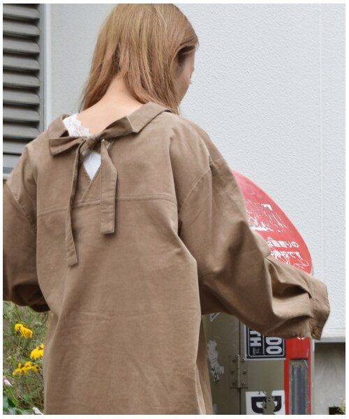 w closet(ダブルクローゼット)の「コーデュロイ後ろリボンBigシャツ(トップス・レディース・グレージュ/キャメル/パープル・FREE)」の18枚目の写真