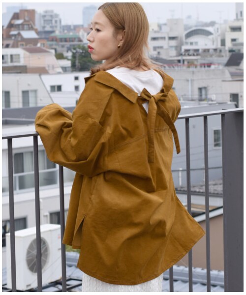 w closet(ダブルクローゼット)の「コーデュロイ後ろリボンBigシャツ(トップス・レディース・グレージュ/キャメル/パープル・FREE)」の4枚目の写真