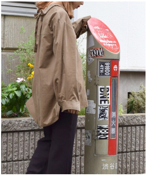 w closet(ダブルクローゼット)の「コーデュロイ後ろリボンBigシャツ(トップス・レディース・グレージュ/キャメル/パープル・FREE)」の5枚目の写真