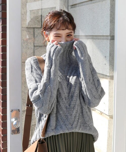 DHOLIC(ディーホリック)の「ラグランタートルネックケーブルニット(ニット/セーター・レディース・グレー/ピンク/ブラック/ホワイト/イエロー・FREE)」の1枚目の写真