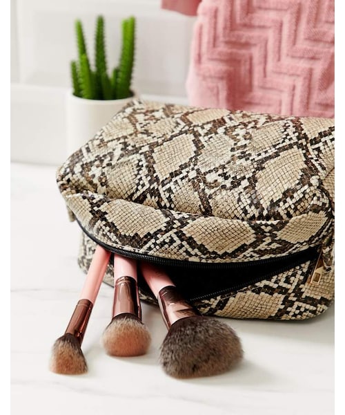 New Look（ニュールック）の「New Look Oversized Snake Print Makeup Bag（メイクブラシ）」 WEAR