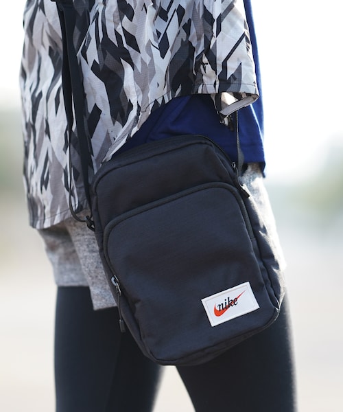 NIKE（ナイキ）の「ナイキ ヘリテージ SMIT レーベル（ショルダーバッグ・レディース・ブラック・free）」の3枚目の写真