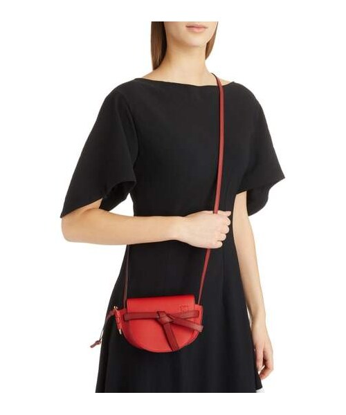 LOEWE(ロエベ)の「LOEWE Small Gate Leather Crossbody Bag(ショルダーバッグ・レディース・Brown・One Size)」の4枚目の写真