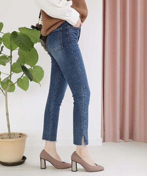 DHOLIC(ディーホリック)の「裏起毛スリットスキニーデニムパンツ(デニムパンツ・レディース・ブルーデニム・S/M/L)」の1枚目の写真