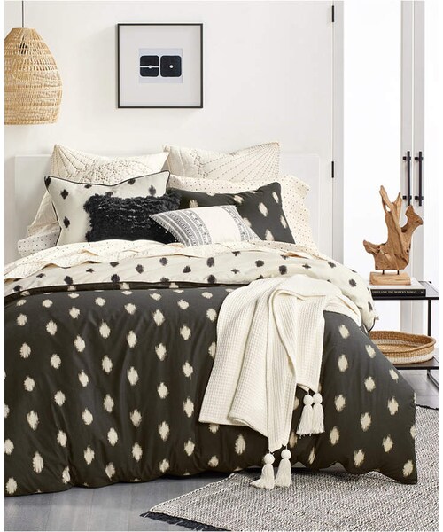 Lucky Brand(ラッキーブランド)の「Lucky Brand Ikat Dot Cotton 3-Pc. King Duvet Cover Set, Created for Macy's Bedding(寝具・Black・King)」の1枚目の写真