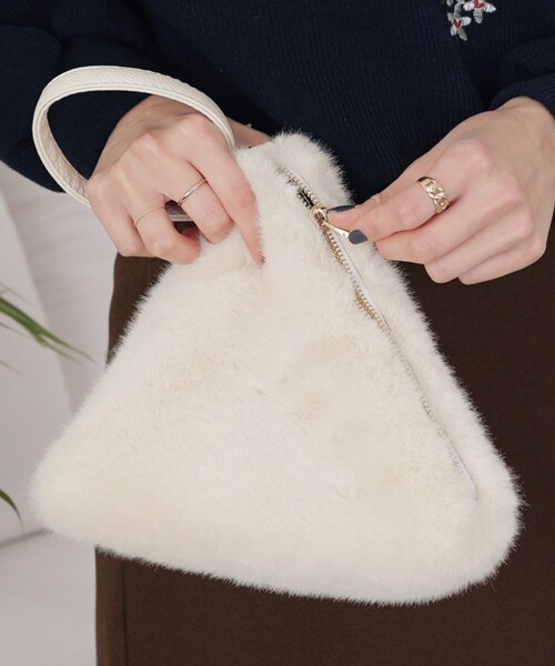 DHOLIC(ディーホリック)の「フェイクファーテトラバッグ(ハンドバッグ・レディース・ホワイト/ベージュ/ブラック/ピンク/ブルー/グリーン/その他/グレー・FREE)」の1枚目の写真