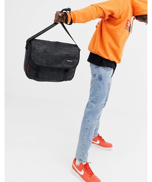 DIESEL（ディーゼル）の「Diesel messenger bag all over logo black