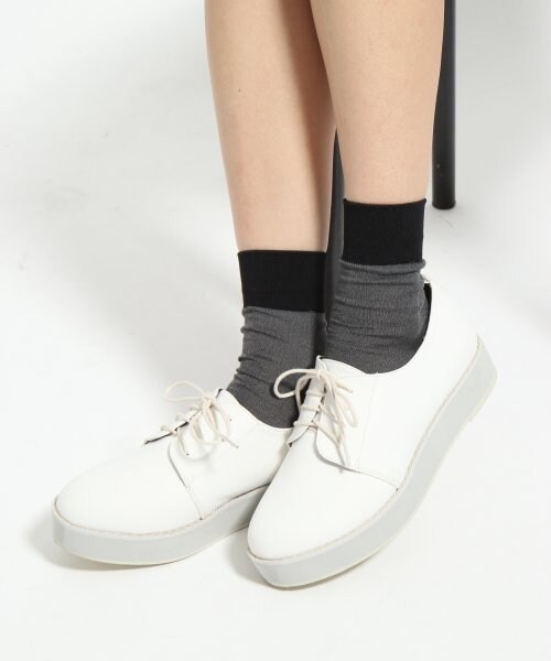 GLOBAL WORK（グローバルワーク）の「レースアッププラットシューズ（シューズ・レディース・ホワイト05/エナメルブラック09・Ｌ/Ｍ/Ｓ）」の3枚目の写真