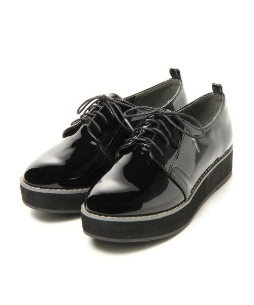 GLOBAL WORK（グローバルワーク）の「レースアッププラットシューズ（シューズ・レディース・ホワイト05/エナメルブラック09・Ｌ/Ｍ/Ｓ）」の2枚目の写真