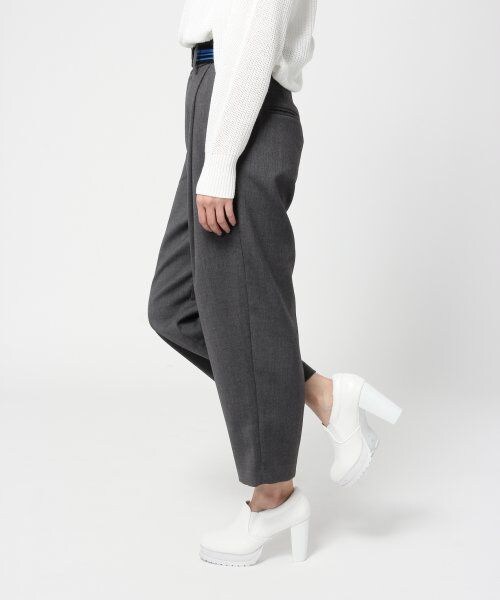 JEANASIS（ジーナシス）の「ラインベルトタックワイドパンツ（パンツ・レディース・チャコールグレー/ブラック/ライトグレー・M/S）」の4枚目の写真
