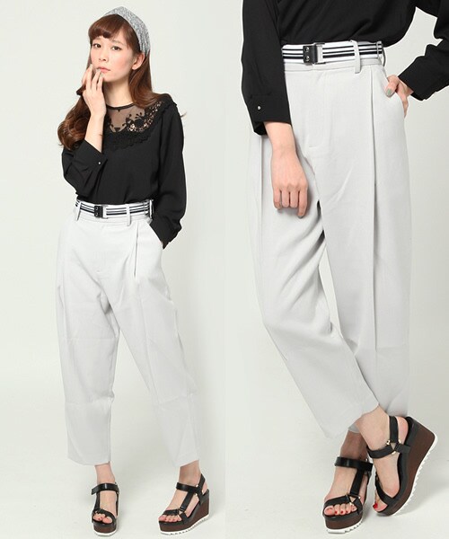 JEANASIS（ジーナシス）の「ラインベルトタックワイドパンツ（パンツ・レディース・チャコールグレー/ブラック/ライトグレー・M/S）」の2枚目の写真