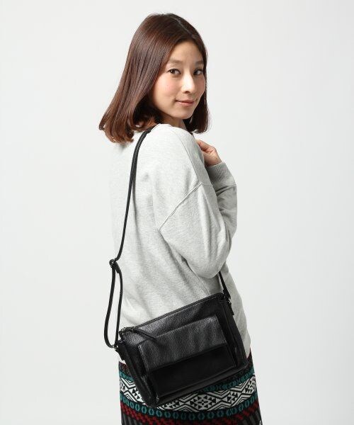 LEPSIM(レプシィム)の「ポケットミニショルダー(バッグ・レディース・レッド/シルバー/ブラック/ホワイト・ONE SIZE)」の2枚目の写真