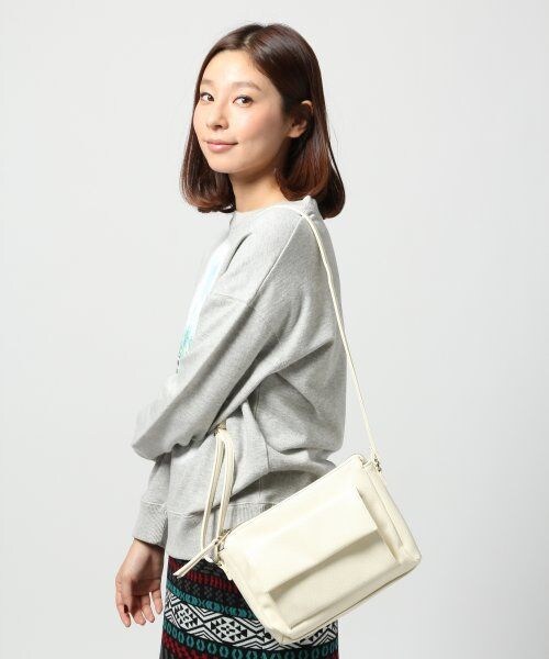 LEPSIM(レプシィム)の「ポケットミニショルダー(バッグ・レディース・レッド/シルバー/ブラック/ホワイト・ONE SIZE)」の1枚目の写真