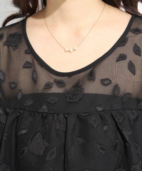 LOWRYS FARM(ローリーズファーム)の「カットドビーブラウスショートスリーブ(トップス・レディース・ブラック/オフ・L/M)」の6枚目の写真