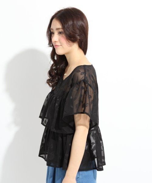 LOWRYS FARM(ローリーズファーム)の「カットドビーブラウスショートスリーブ(トップス・レディース・ブラック/オフ・L/M)」の4枚目の写真