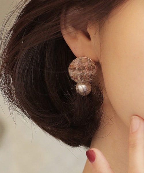 DHOLIC（ディーホリック）の「ツイードパールサークルピアス（ピアス（両耳用）・レディース・レッド/ピンク・FREE）」の2枚目の写真