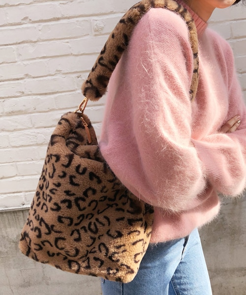 DHOLIC（ディーホリック）の「2WAYスクエアフェイクファーバッグ（ショルダーバッグ・レディース・ベージュ/ブラウン/ブラック・FREE）」の3枚目の写真