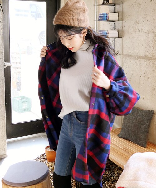 DHOLIC(ディーホリック)の「ボクシーチェックロングシャツ(シャツ/ブラウス・レディース・ホワイト/ブルー・FREE)」の2枚目の写真