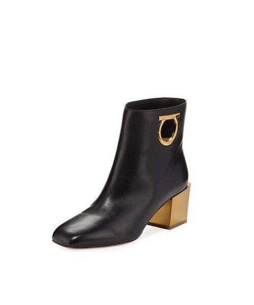 FERRAGAMO(フェラガモ)の「Salvatore Ferragamo Gancio Leather Ankle Booties(ブーツ・レディース・Black・6b / 36eu/9.5b / 39.5eu/8b / 38eu/7b / 37eu/9b / 39eu/6.5b / 36.5eu)」の1枚目の写真
