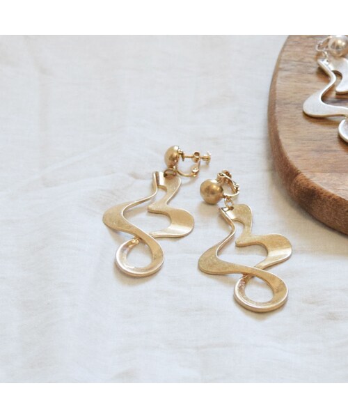 no brand（ノーブランド）の「Curve Earrings（イヤリング・レディース・その他）」の2枚目の写真