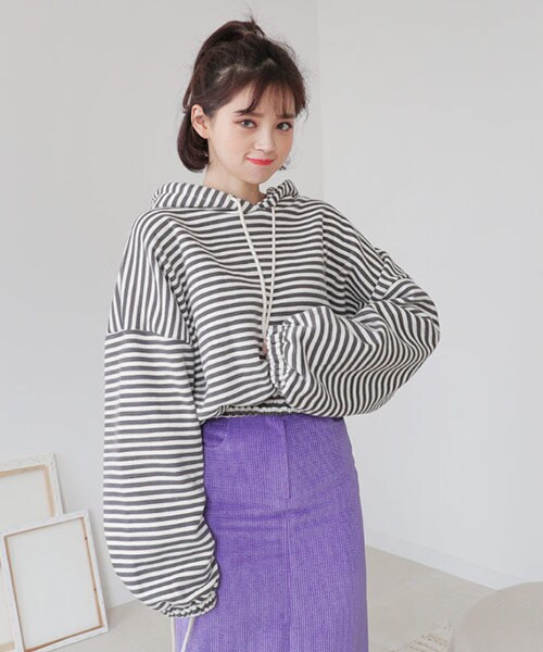 DHOLIC(ディーホリック)の「裏起毛ボーダーフードプルオーバー(スウェット・レディース・ブラック/レッド/イエロー・FREE)」の1枚目の写真