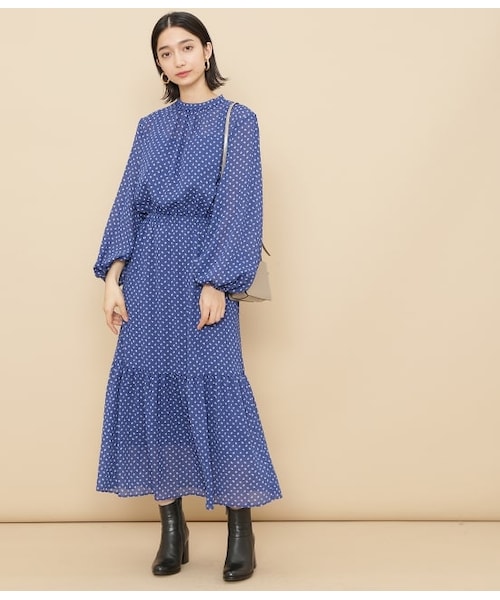 ADAM ET ROPE'(アダムエロペ)の「ミニフラワーボリュームスリーブワンピース(ワンピース/ドレス・レディース・ブラック/ブルー系・F)」の2枚目の写真